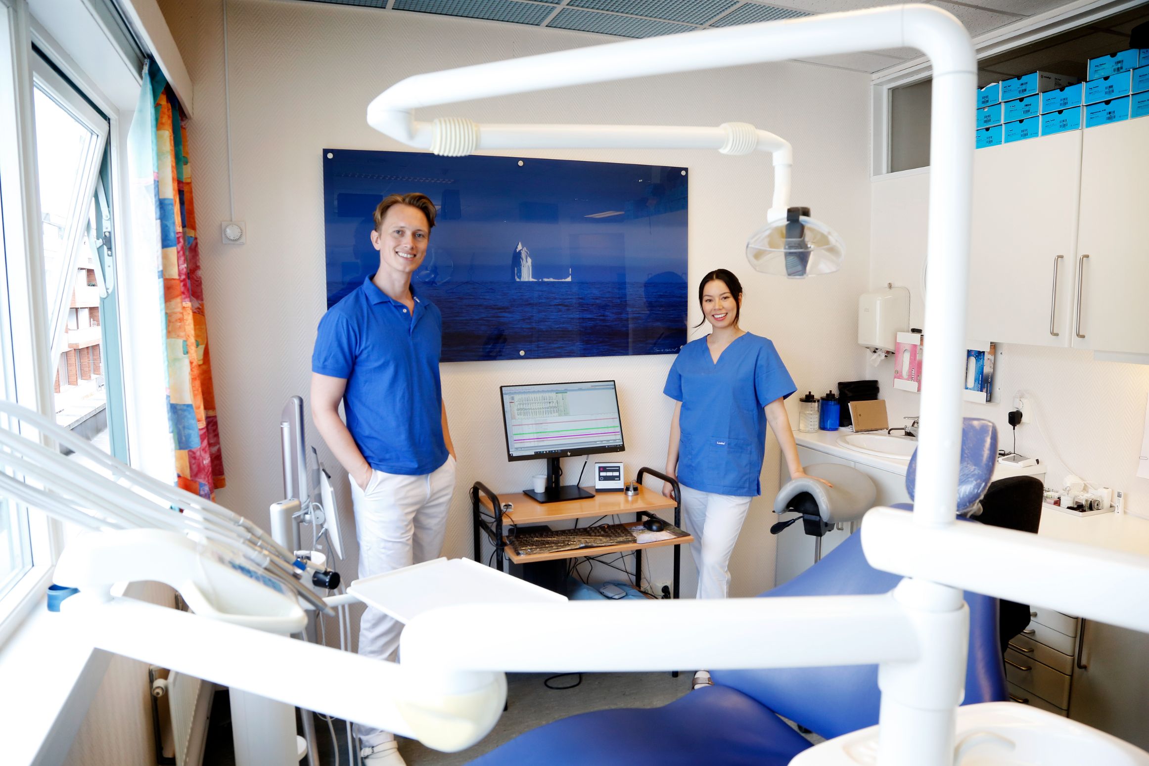 Tannlege Anders og assistent Christine inne på tannlegekontoret